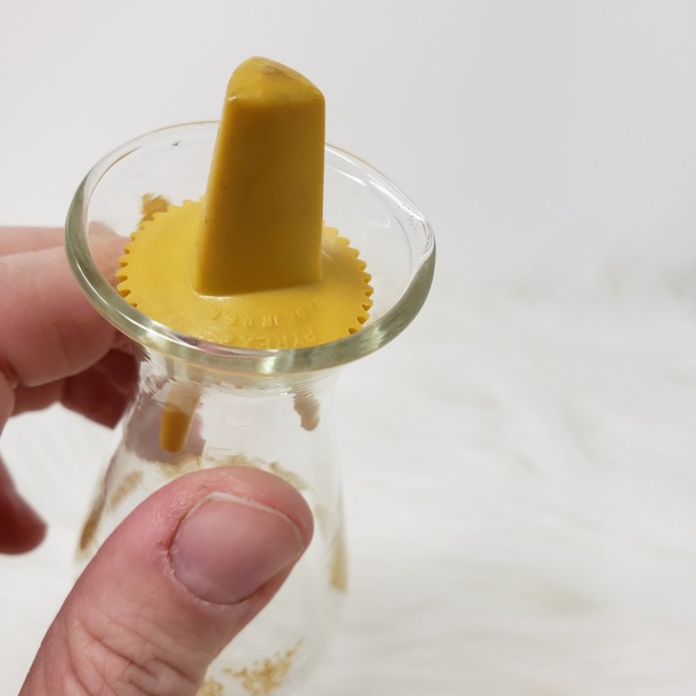 Vintage Pyrex Hourglass Salt And Pepper Shaker Set - Picture 8 of 8